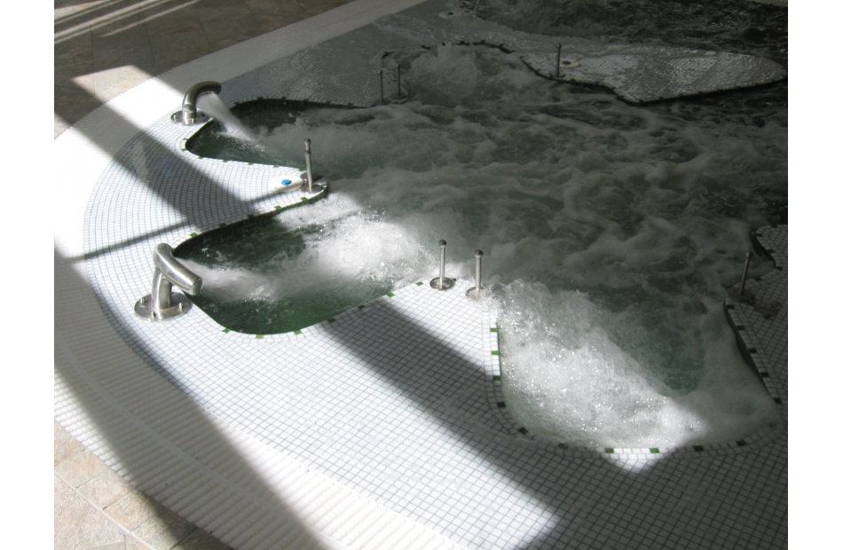 Photo n°3 : SIEGE MASSANT / BOUILLONNANT DE PISCINE